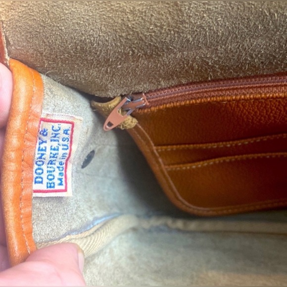 DOONEY AND BOURKE VINTAGE EUC TAUPE PEBBLED LEATHER CROSSBODY - Picture 14 of 15